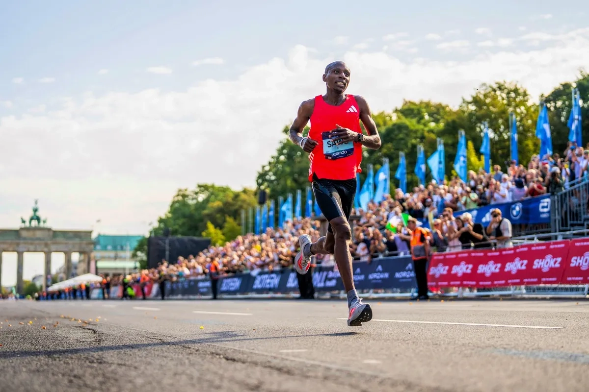 Sabastian Sawe kämpfte sich bei ungünstigen Bedingungen zum 3. Marathon-Sieg in Serie.lls)
