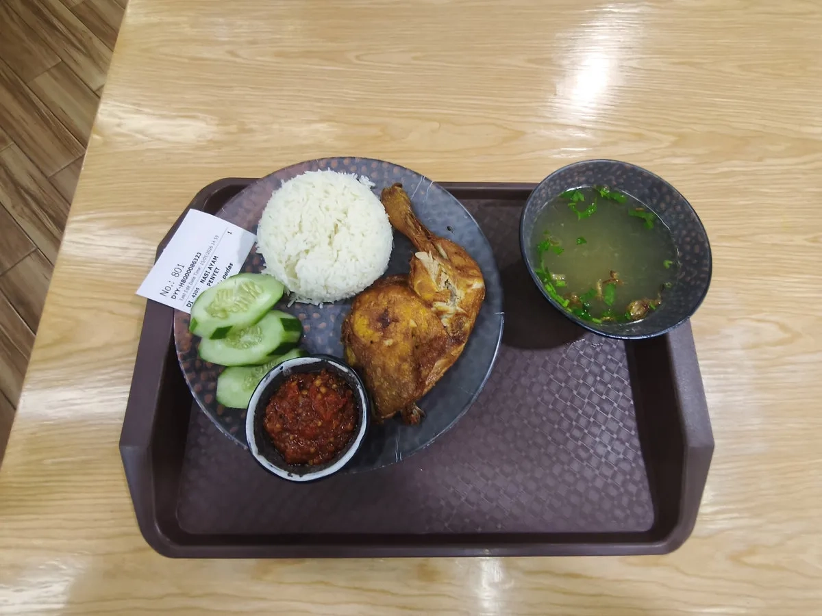 Brunei Marathon 03 Huhn mit Reis im Hotel serviert