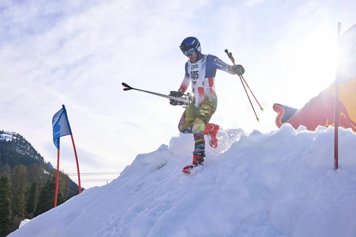 Der weisse Rausch: Meterhohe Schneehaufen und ein enthusiastisches Publikum warten im Zielgelände auf die Hartgesottenen. (© Stefan Kothner) Der weisse Rausch: Meterhohe Schneehaufen und ein enthusiastisches Publikum warten im Zielgelände auf die Hartgesottenen.
