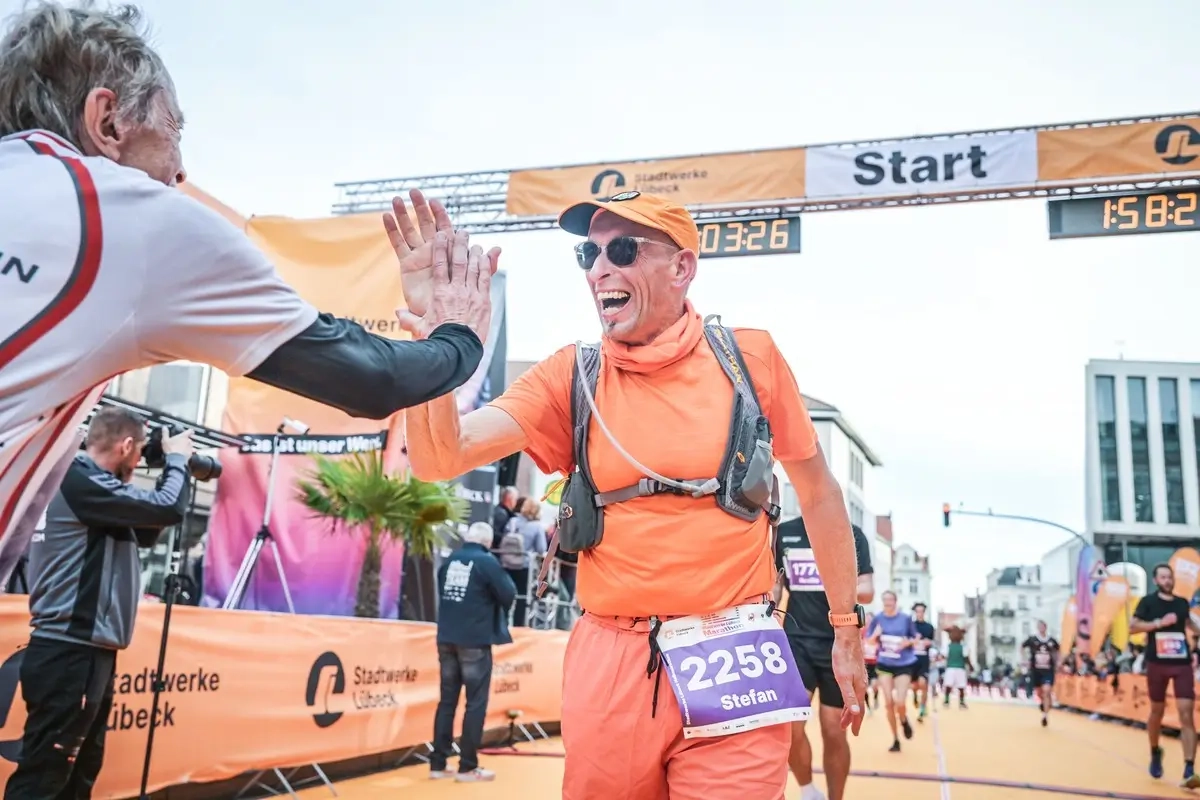 Gut gelaunt im Ziel beim Lübeck Marathon