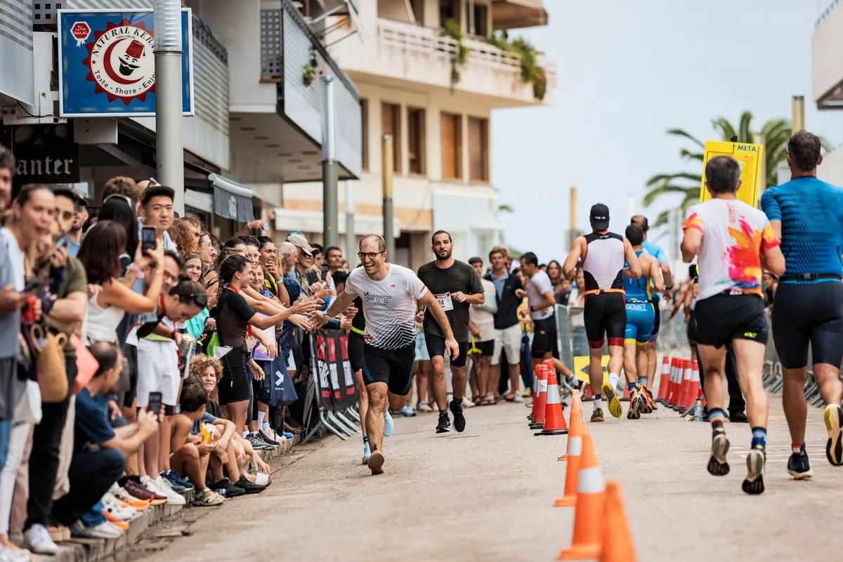 Ein Teilnehmer bei der TriTour Tossa de Mar