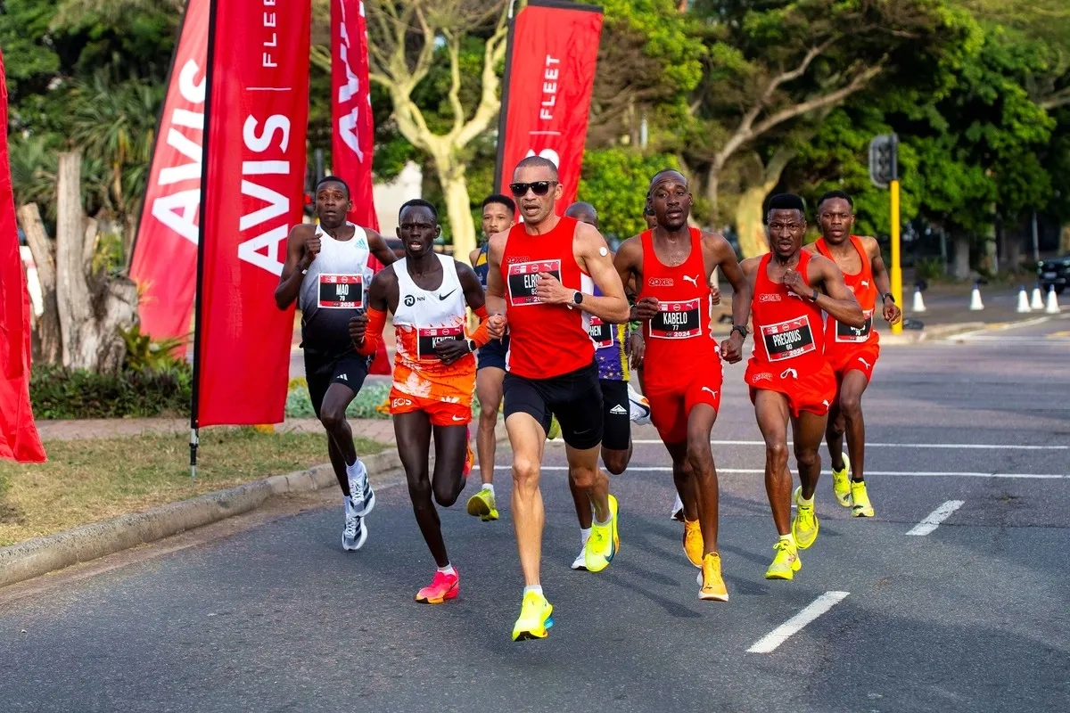 Absa Durban 2024: Elroy Gelant führt, Zweiter v.li. Kiprop (Uganda).
