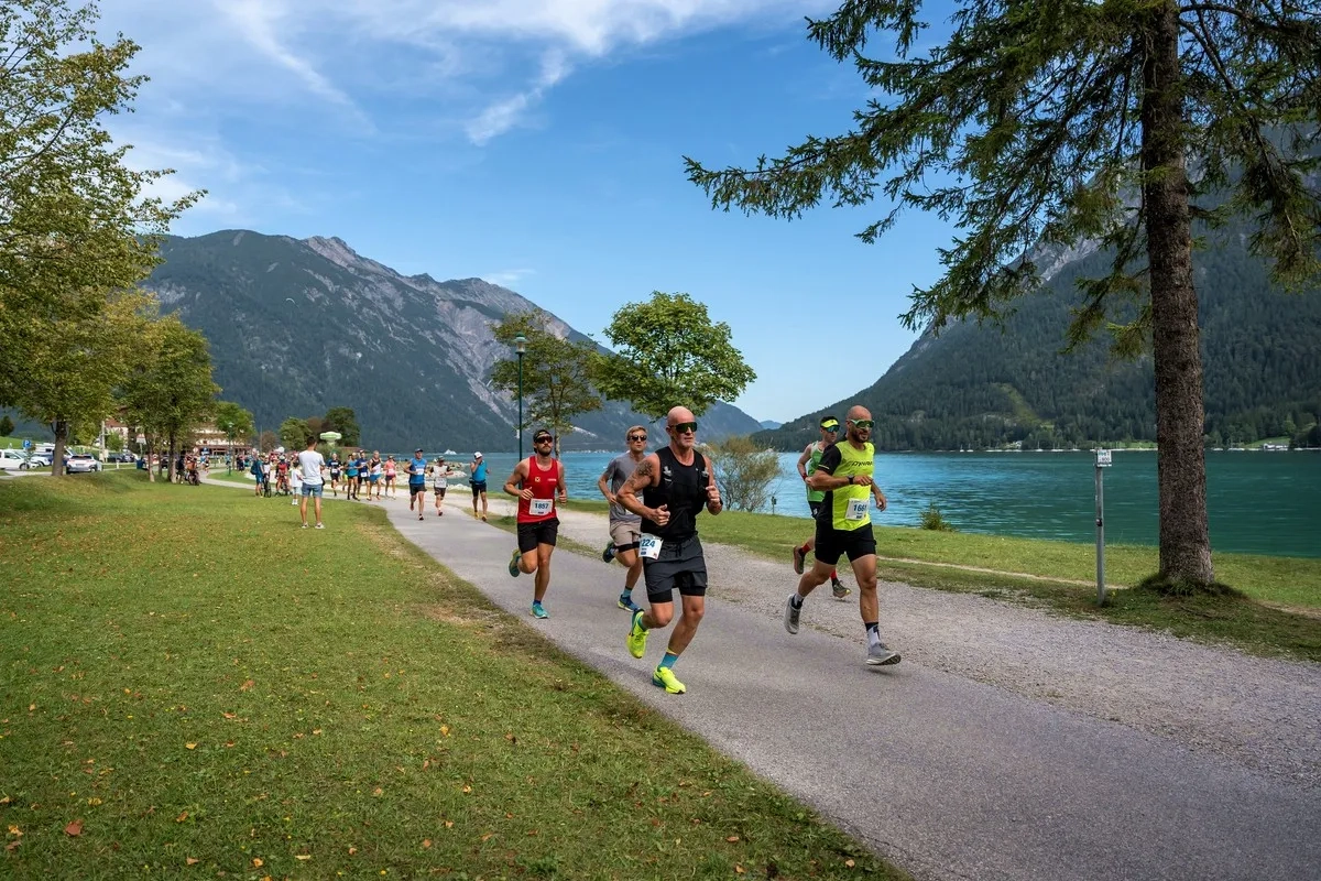 Achenseelauf: Die Laufbegeisterung ist ungebrochen – mit traumhaftem Blick auf Berge und See.