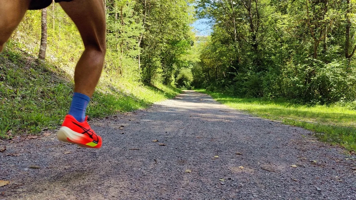 Ein Läufer mit orangenen Laufschuhen