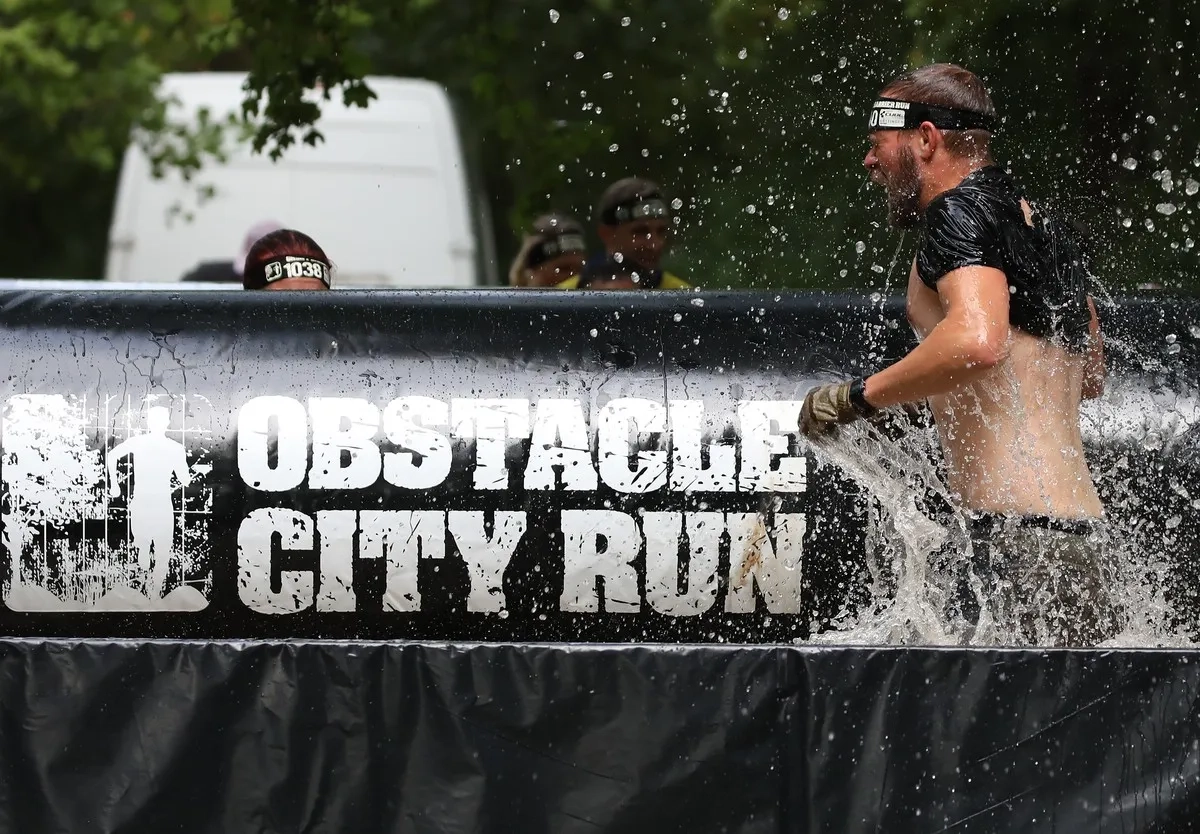 Abkühlung beim Obstacle City Run Göttingen