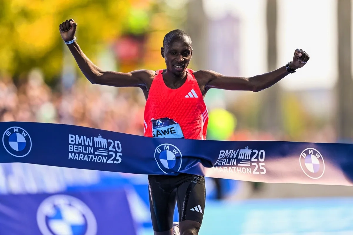 Sabastian Sawe gewinnt den Berlin Marathon 2025 in 02:02:16 Stunden.