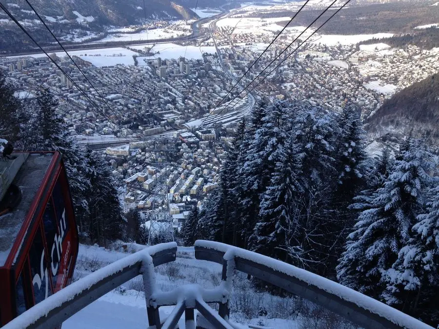 Von der Stadt direkt auf den Berg im im Skigebiet Chur - Brambrüesch. Foto: Chur Tourismus