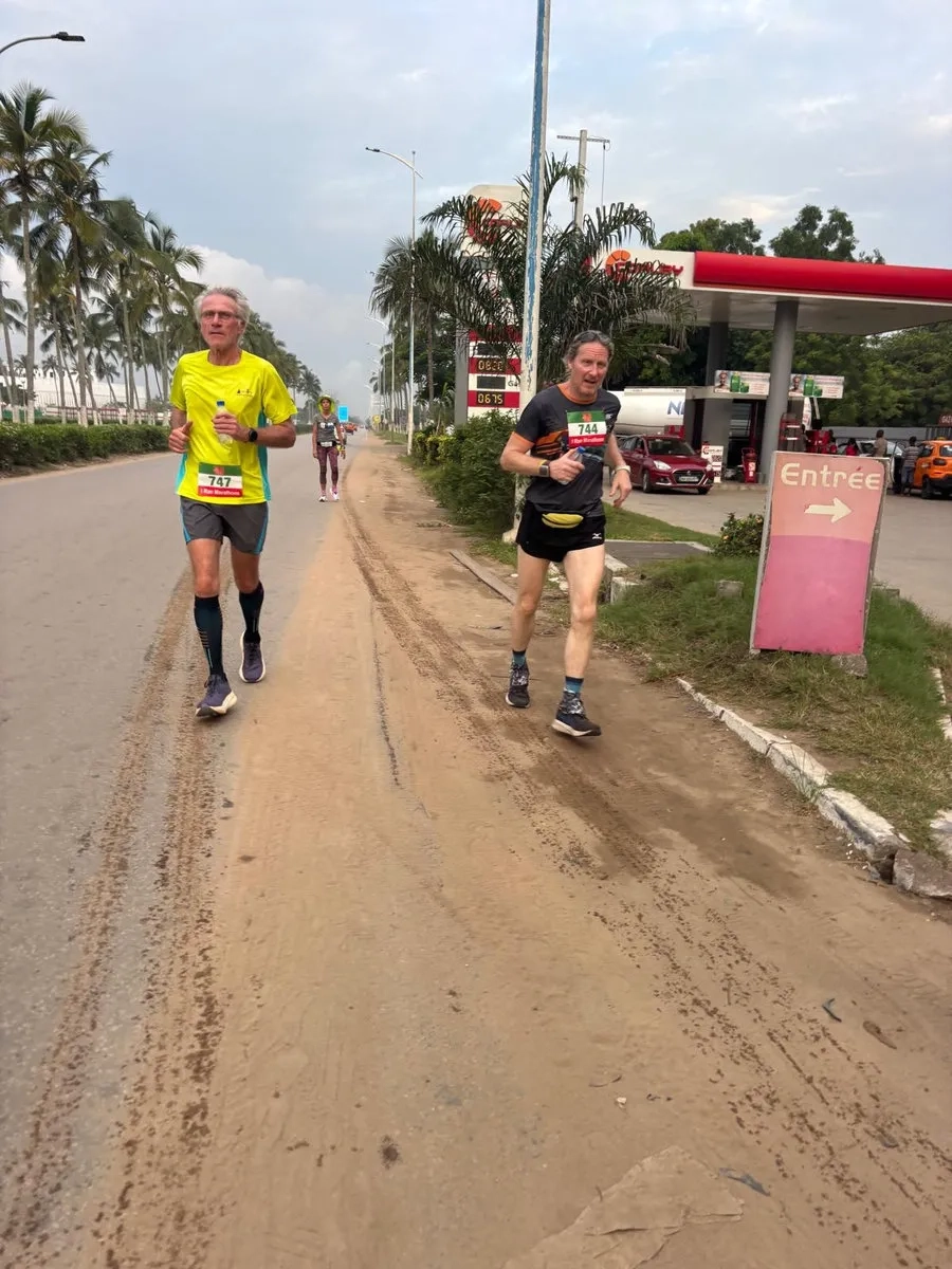 Abidjan Marathon: Dieter und Mario, die als RDs aushalfen