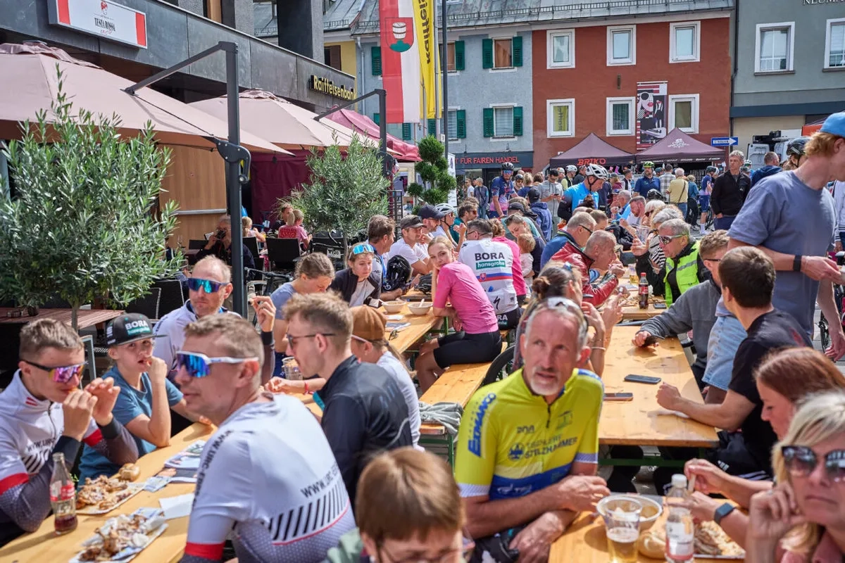 Kufsteinerland Radmarathon: Zusammenkommen im Start- und Zielbereich am Oberen Stadtplatz in Kufstein.