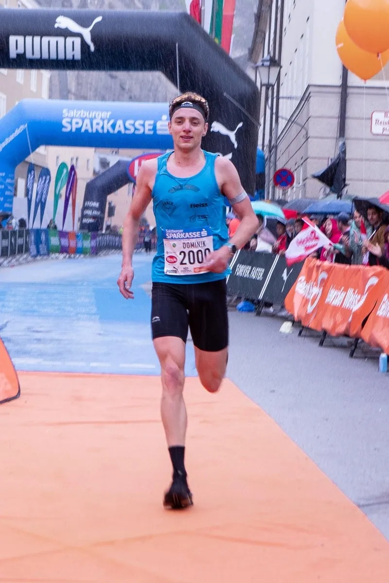 Dominik Hirczy triumphiert über die Halbmarathondistanz beim Salzburg Marathon 2025