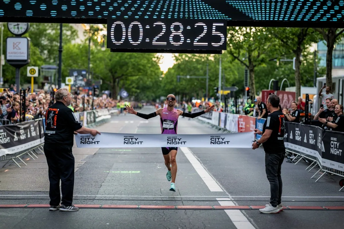 Sieger Hendrik Pfeiffer bei der adidas Runners City Night Berlin 2025
