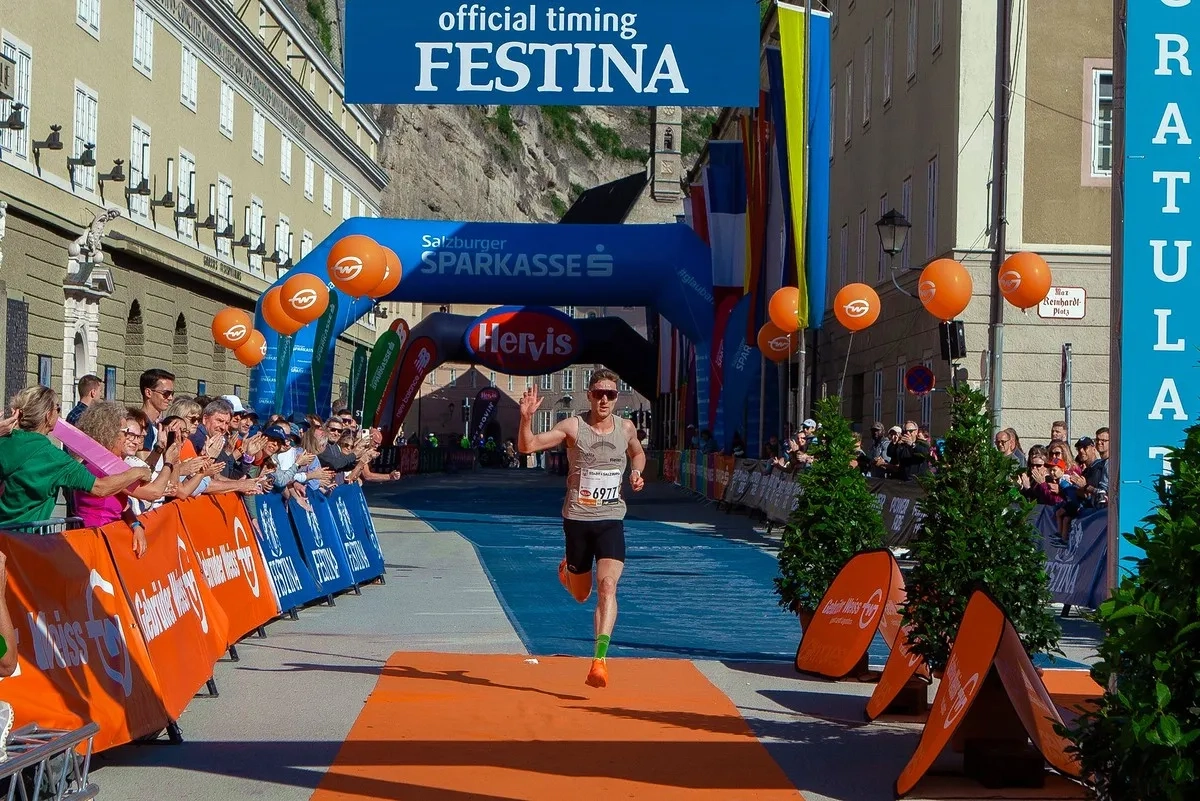Dominik Hirczy siegt beim 10-Kilometerlauf im Rahmen des Salzburg Marathon 2024.