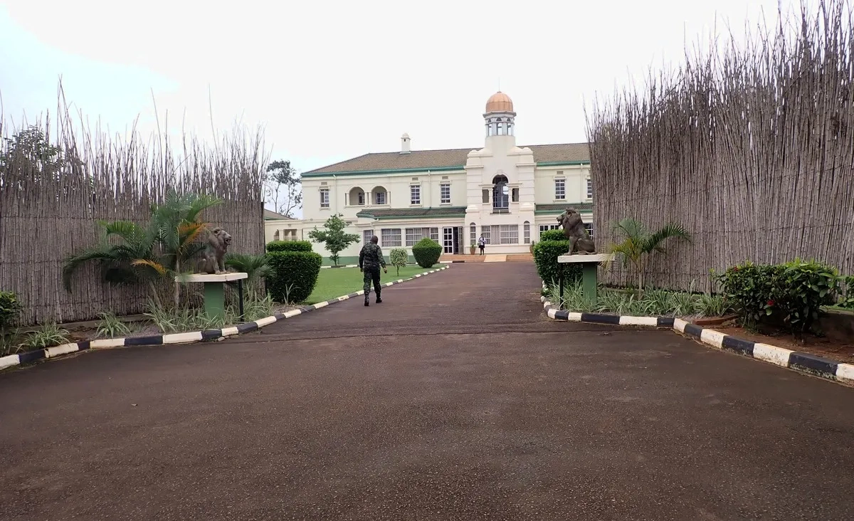 Nationalpalast in Kampala und Besuch der Folterkammer