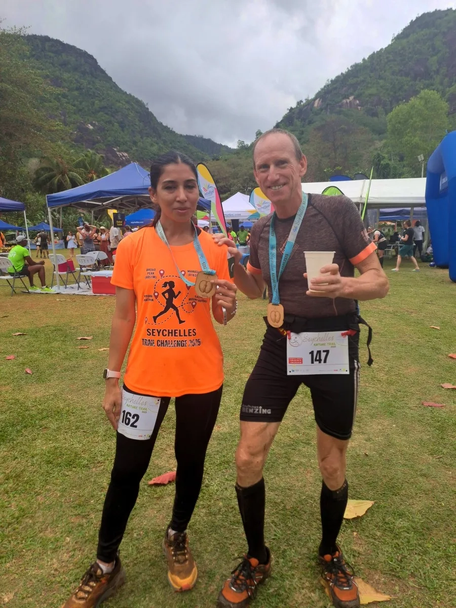 Seychelles Nature Trail: Unam Azari (Pakistan) und der Autor im Ziel