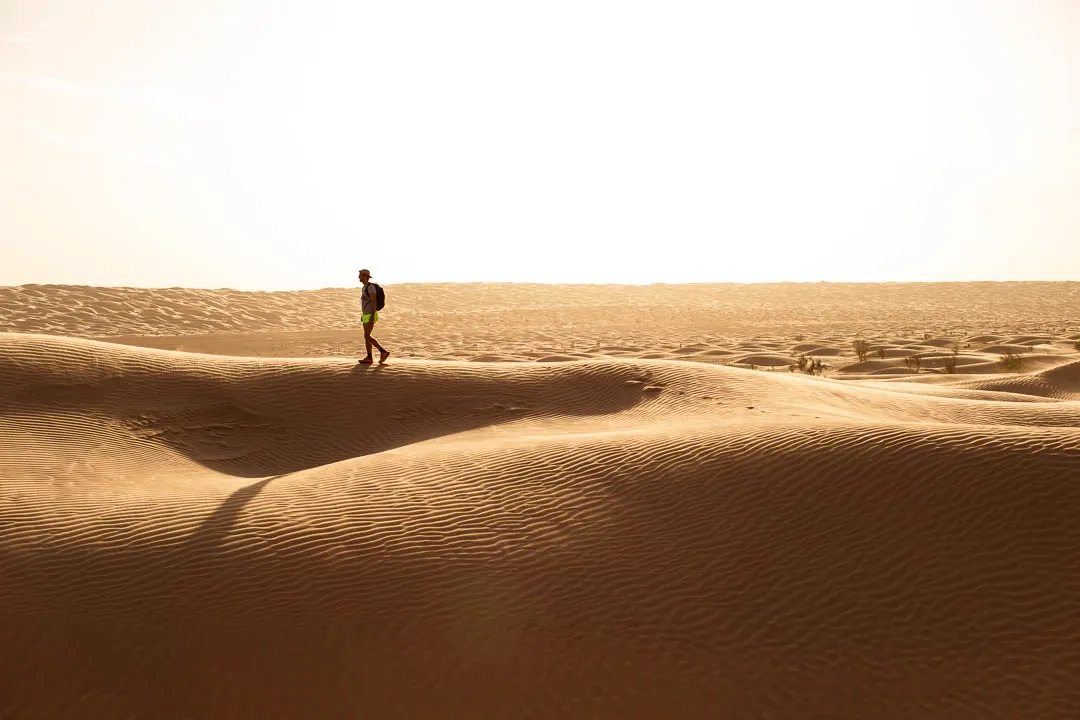 Eine Person wandert in der Wüste von Tunesien