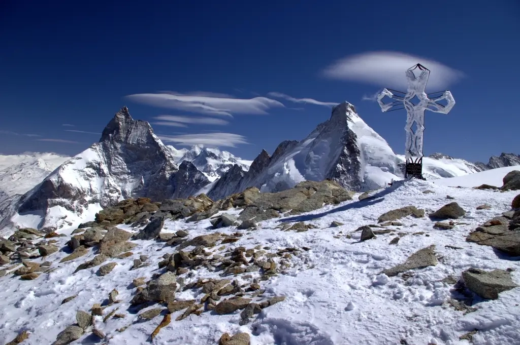 Der 3.724 Meter hohe Tête Blanche mit dem Matterhorn im Hintergrund.