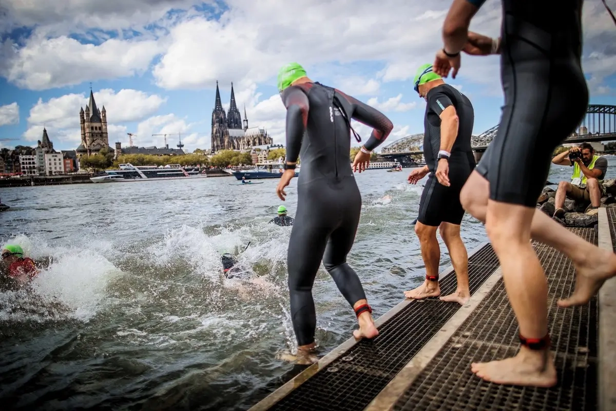 Start zum Köln Triathlon bei beeindruckendem Ambiente