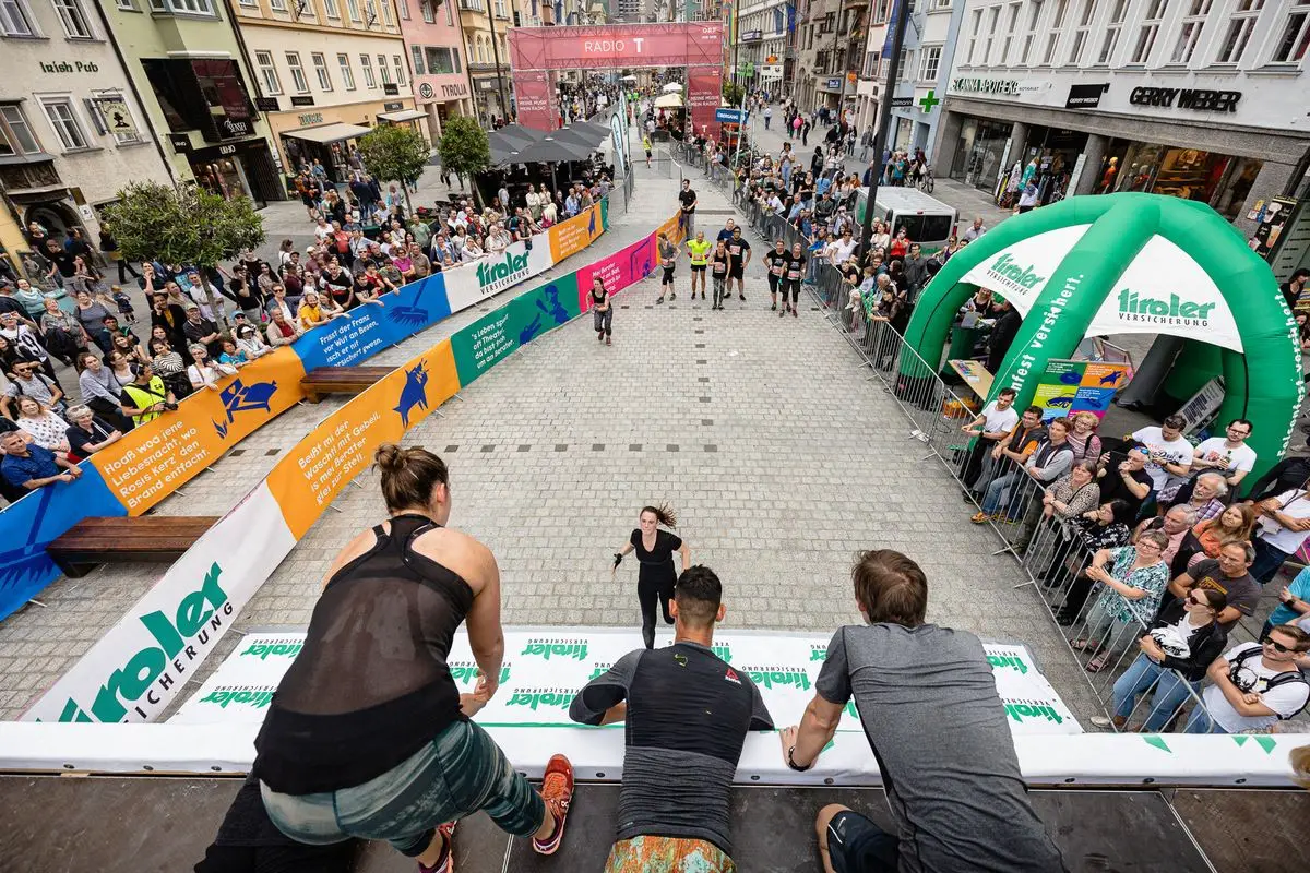 Teamwork steht bei Obstacle Runs, wie hier bein Innsbruckathlon im Vordergrund. Foto: GEPA