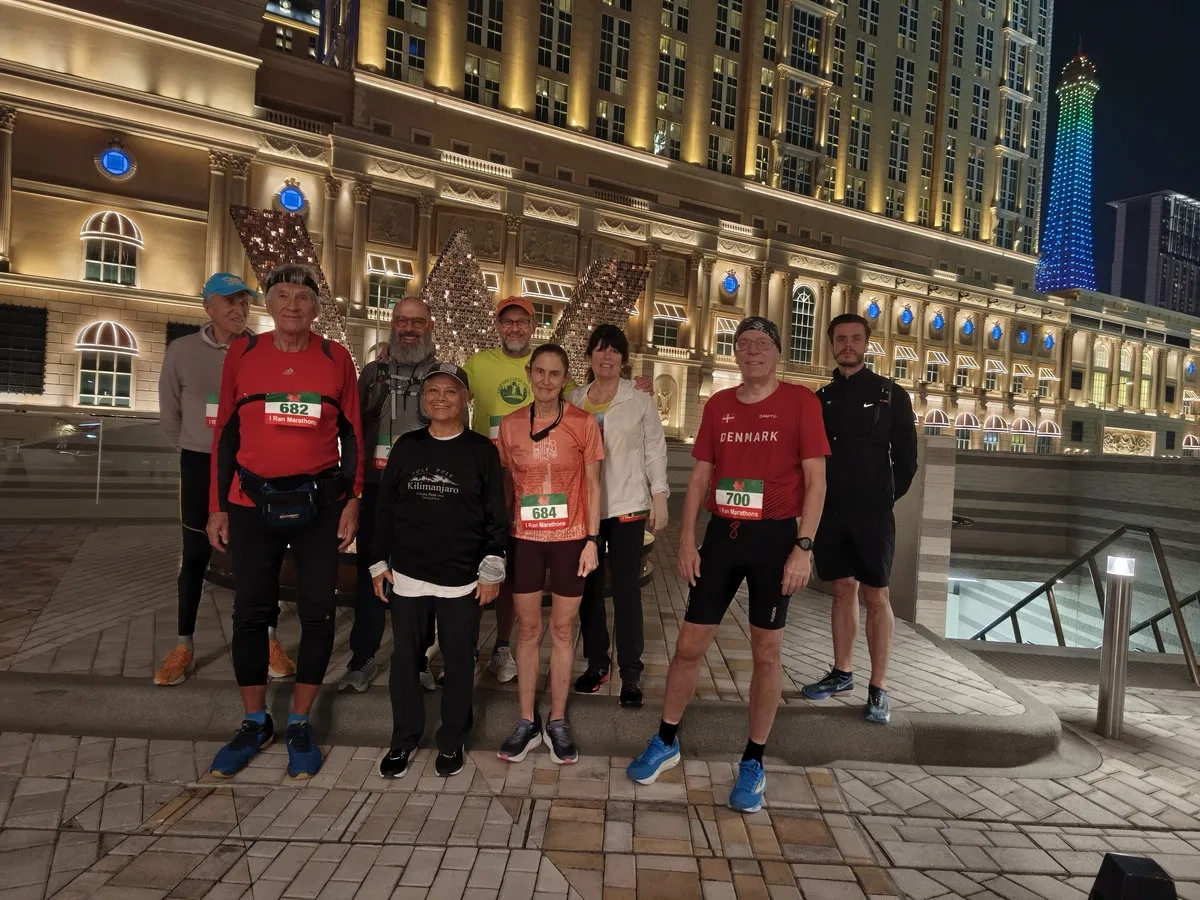 Internationale Läufergemeinschaft vor dem Start (v. l. n. r.): Ryszard (Polen), der Autor, Henry (USA), Peter (Finnland), Sally und Deborah (USA), Klaus (Dänemark) sowie Dimas (UK). Auf dem Foto fehlen lediglich einige weitere Teilnehmer der Gruppe. Internationale Läufergemeinschaft vor dem Start (v. l. n. r.): Ryszard (Polen), der Autor, Henry (USA), Peter (Finnland), Sally und Deborah (USA), Klaus (Dänemark) sowie Dimas (UK). Auf dem Foto fehlen lediglich einige weitere Teilnehmer der Gruppe.