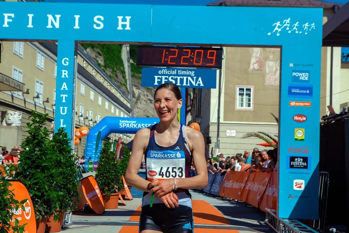 Eva Wutti belegt beim Salzburg Halbmarathon 2024 den 2. Platz.