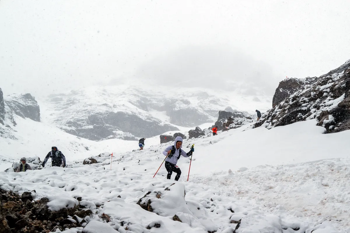 Die von Schnee umgebene Strecke beim Hochkönigman 2024.