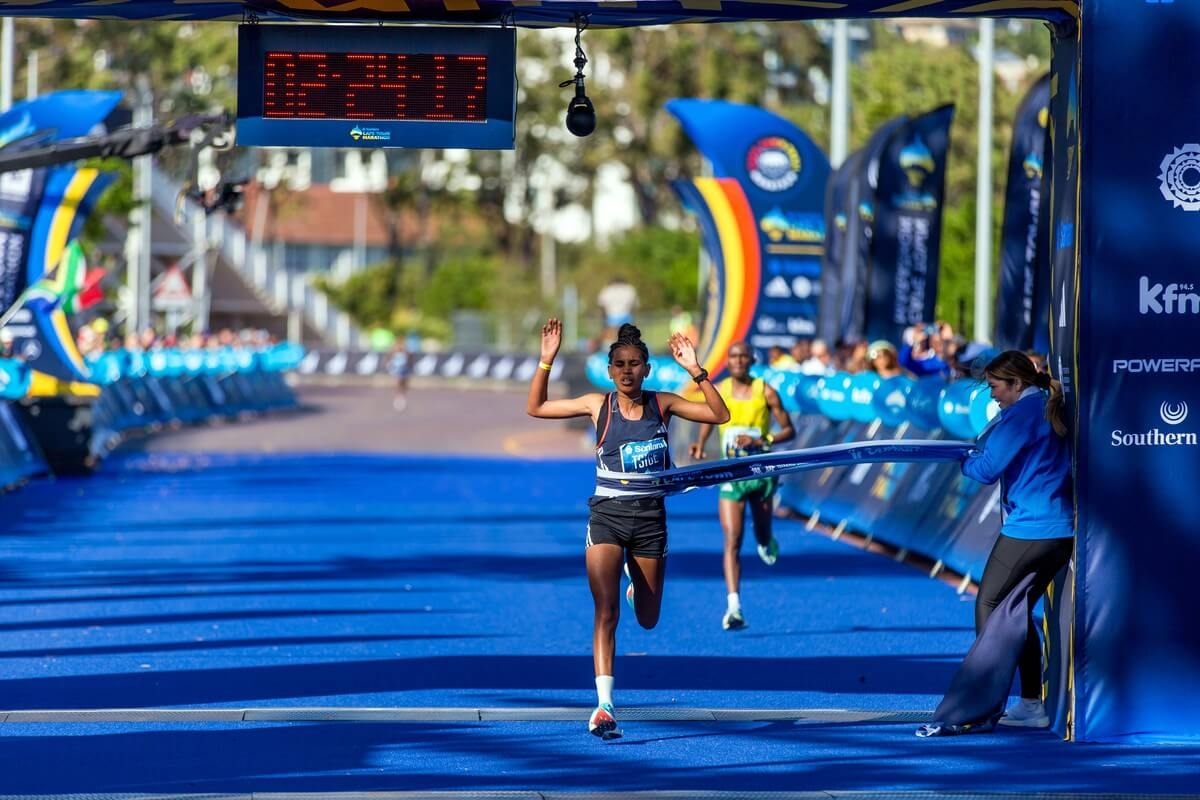 Sanlam-Marathon 2023: Siegerin Tsige Abreha im Ziel