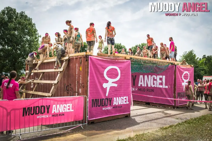 Beim Muddy Angel Run geht es über spannende und dreckige Hindernisse. Foto: Veranstalter