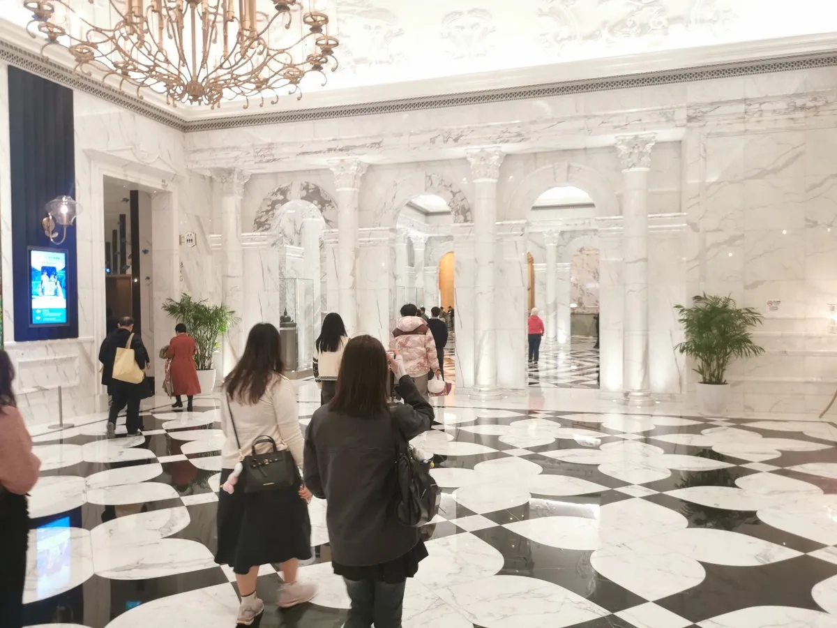 In Macau führt der Weg zur Busstation unweigerlich mitten durch die Marmorpaläste der großen Casinos und Resorts. In Macau führt der Weg zur Busstation unweigerlich mitten durch die Marmorpaläste der großen Casinos und Resorts.