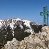 Krummbachstein 22: Gipfelkreuz Krummbachstein, im Hintergrund der Schneeberg, der über einen Wanderweg auch von hier aus gut zu erreichen ist