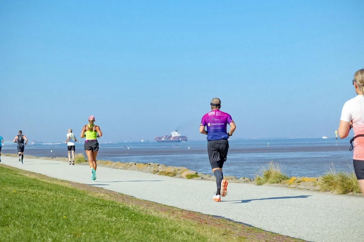 Küstenmarathon Otterndorf 2024 (Foto: © Veranstalter) Küstenmarathon Otterndorf 2024 (Foto: © Veranstalter)