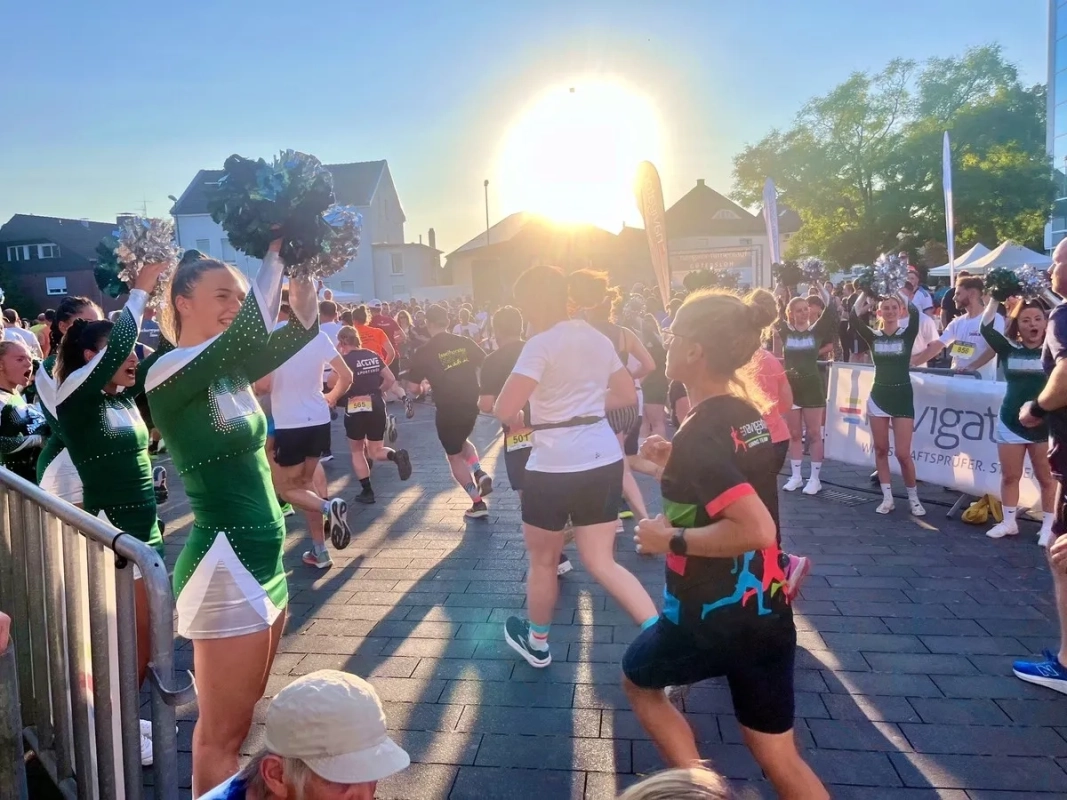 Firmenlauf Gütersloh 2024 mit Sonne, Hitze und Cheerleader Firmenlauf Gütersloh 2024 mit Sonne, Hitze und Cheerleader