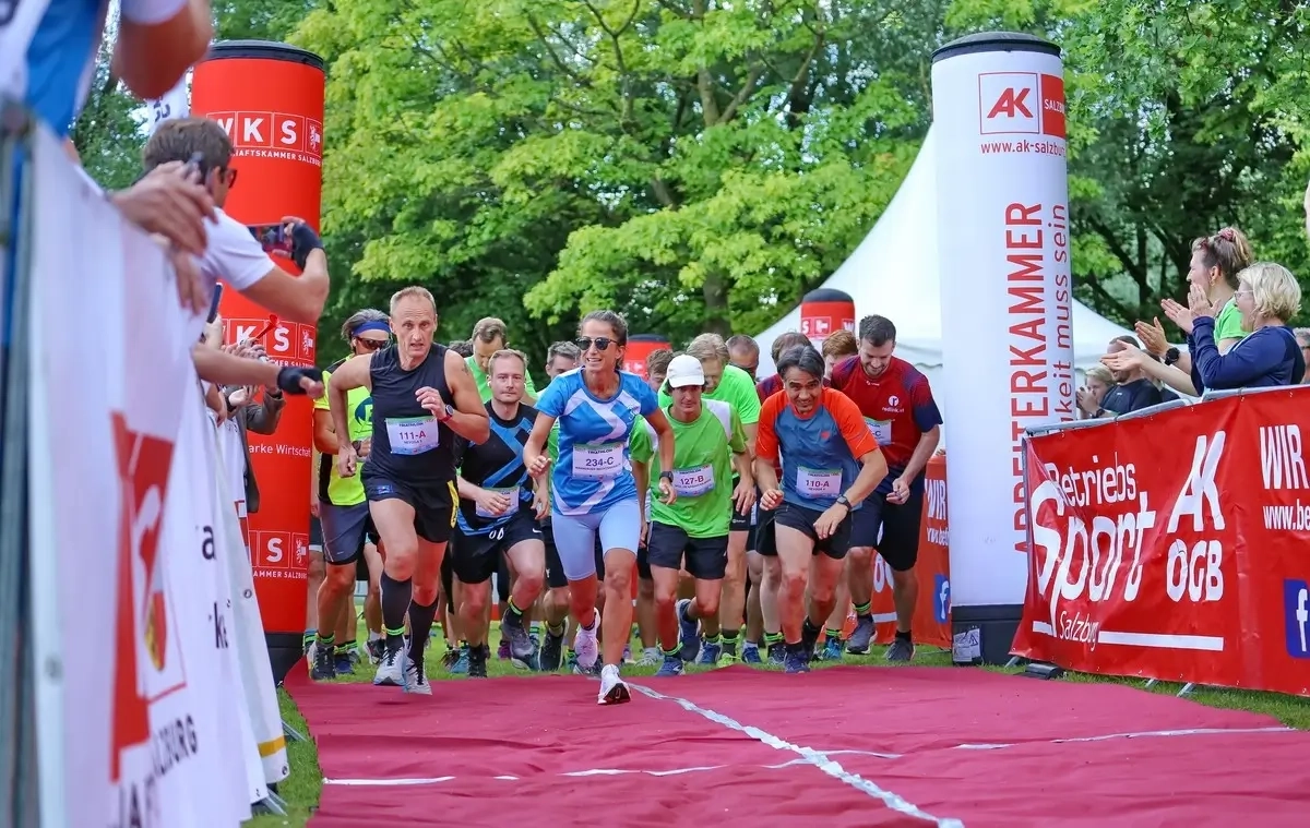 Start zum Duathlon beim Salzburger Firmen Triathlon 2024. Foto: © Sepp Kühnhold Start zum Duathlon beim Salzburger Firmen Triathlon 2024. Foto: © Sepp Kühnhold