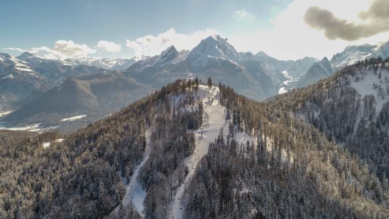 Götschen Bischofswiesen - Blick auf Bergstation im Hintergrund der Watzmann Götschen Bischofswiesen - Blick auf Bergstation im Hintergrund der Watzmann