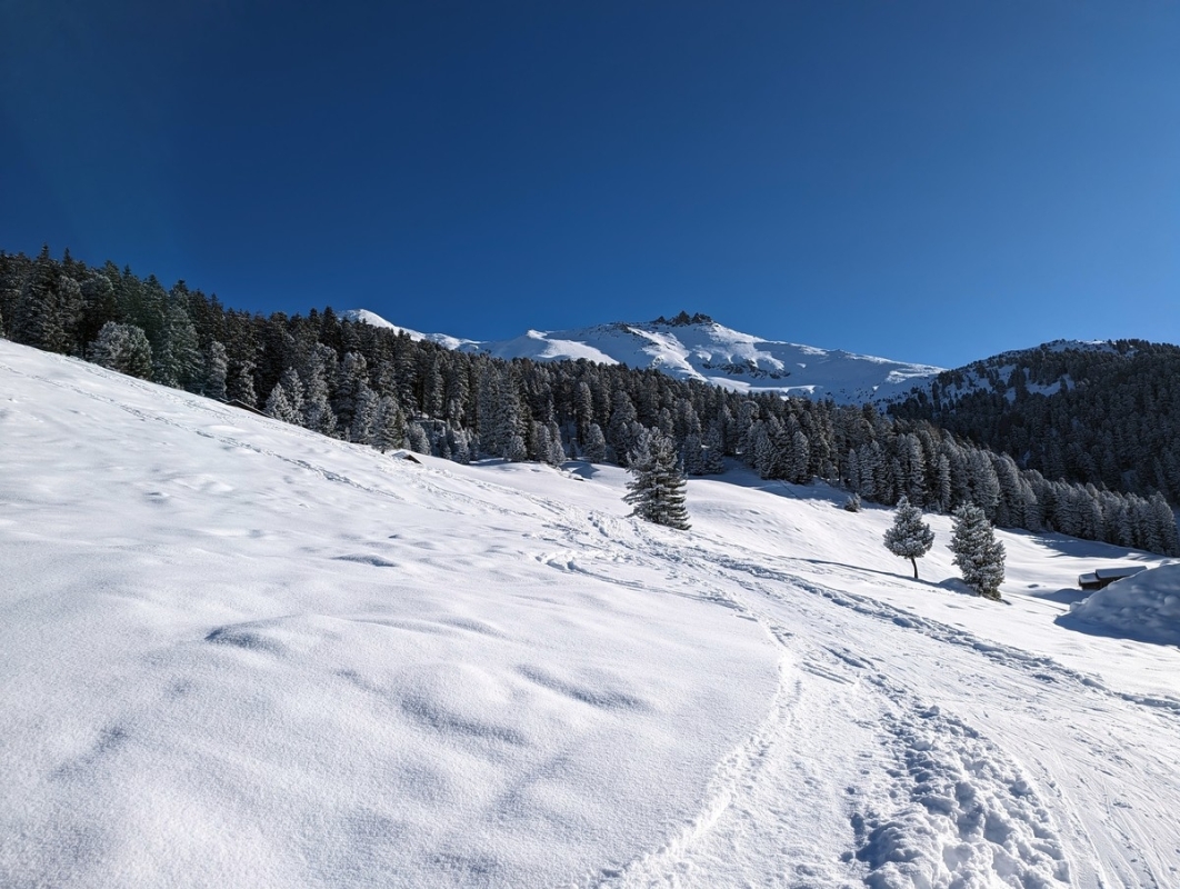 Skitour Hippoldspitze 07: Blick auf die Eiskarspitze(n). Links blickt bereits leicht die Hippoldspitze hervor. Skitour Hippoldspitze 07: Blick auf die Eiskarspitze(n). Links blickt bereits leicht die Hippoldspitze hervor.