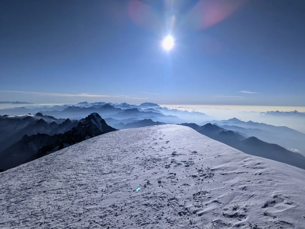 Mont Blanc Besteigung 38: Blick auf das überraschend einsame Gipfelplateau. Mont Blanc Besteigung 38: Blick auf das überraschend einsame Gipfelplateau.