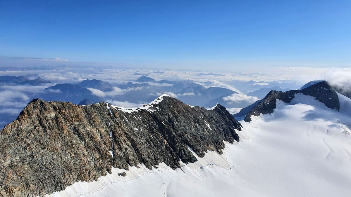 Blick vom Piz Zupo auf den Bellavista Mittelgipfel Ost (dritte Erhöhung von links) Blick vom Piz Zupo auf den Bellavista Mittelgipfel Ost (dritte Erhöhung von links)