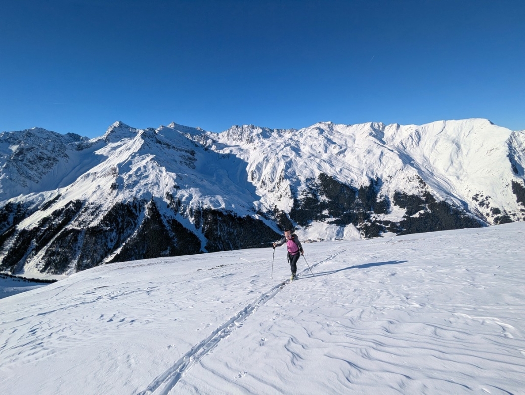 Skitour Sömen 08: Am Plateau oben ist wieder genug Schnee für einen schönen (unverspurten) Aufstieg. Skitour Sömen 08: Am Plateau oben ist wieder genug Schnee für einen schönen (unverspurten) Aufstieg.