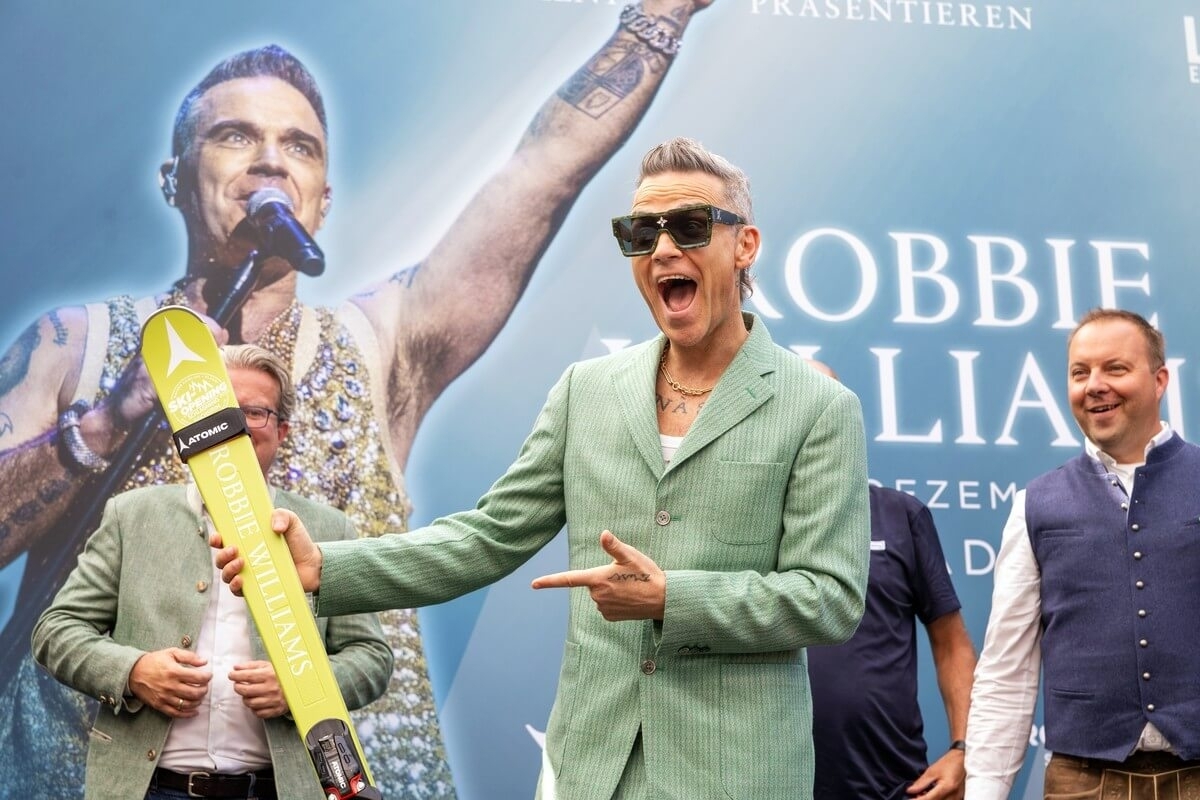 Robbie Williams wurde für seinen Auftritt im Dezember beim Ski Opening in Schladming mit Alpinskiern ausgestattet. Foto: Harald Steiner Robbie Williams wurde für seinen Auftritt im Dezember beim Ski Opening in Schladming mit Alpinskiern ausgestattet. Foto: Harald Steiner