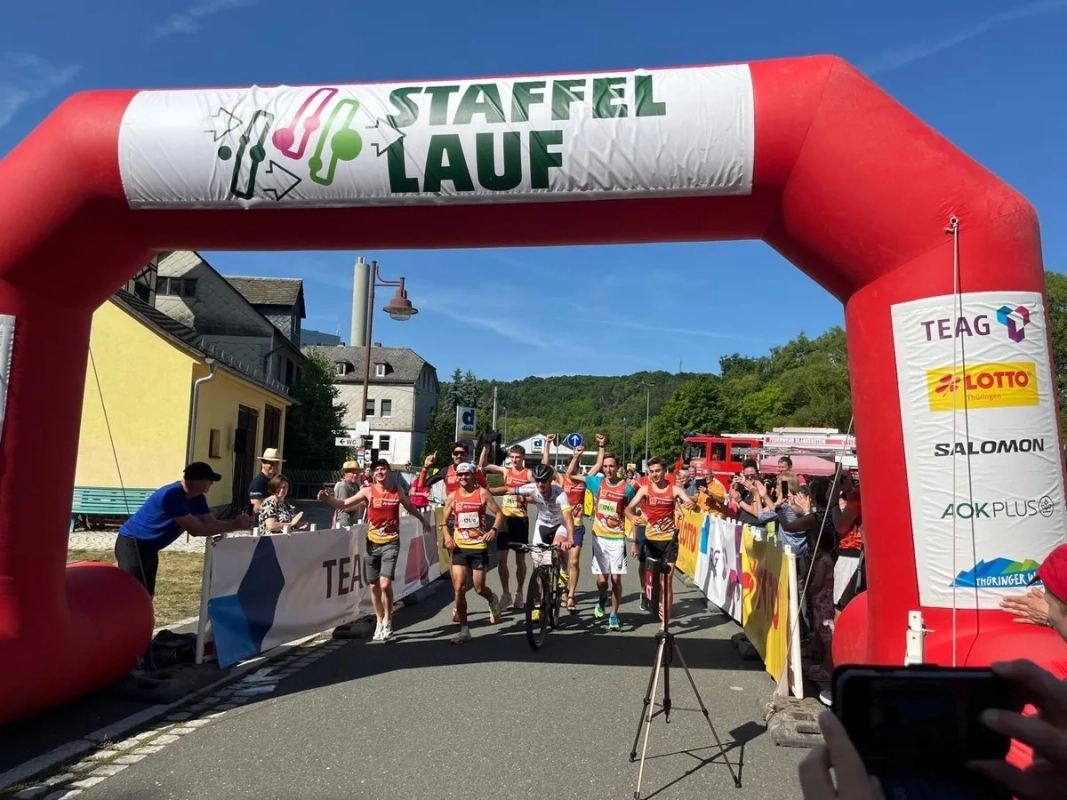 Rennsteig-Staffellauf 2025: Die X-Runners freuten sich im Ziel über die gelungen Titelverteidigung (Foto: © Rennsteiglauf/ Uwe Albus) Rennsteig-Staffellauf 2025: Die X-Runners freuten sich im Ziel über die gelungen Titelverteidigung (Foto: © Rennsteiglauf/ Uwe Albus)