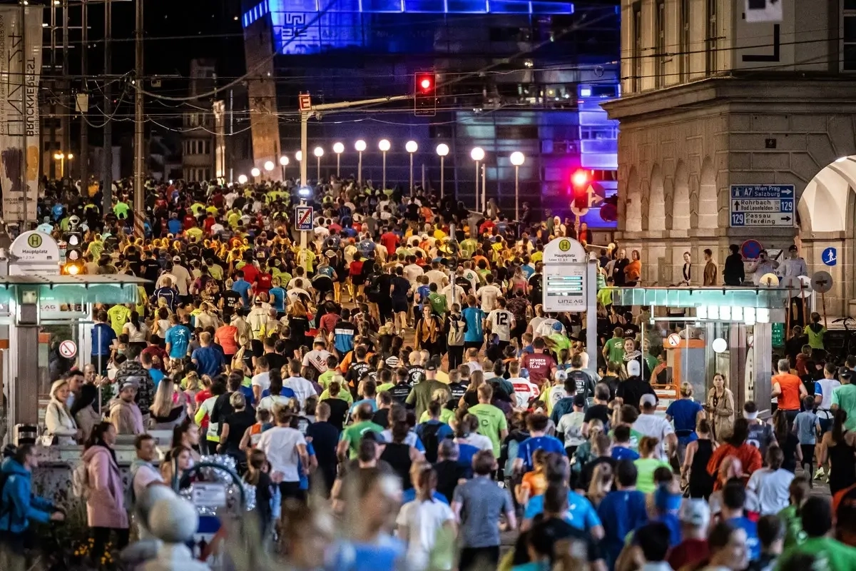 Linzer City Night Run 2024 (Foto: © Antonio Beyer) Linzer City Night Run 2024 (Foto: © Antonio Beyer)