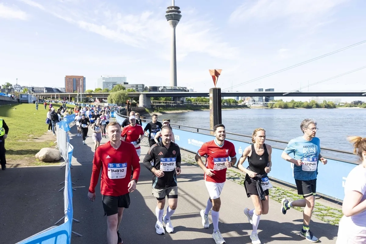 Marathon Düsseldorf 2025: Läufer auf der Strecke (Foto: © Kenny Beele) Marathon Düsseldorf 2025: Läufer auf der Strecke (Foto: © Kenny Beele)