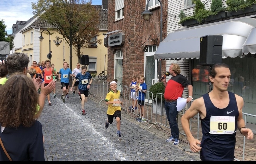 10 km Lauf - im Vordergrund der Gesamtsieger Phillip Schulpen vom TSV Meerbusch (C) Veranstalter 10 km Lauf - im Vordergrund der Gesamtsieger Phillip Schulpen vom TSV Meerbusch (C) Veranstalter