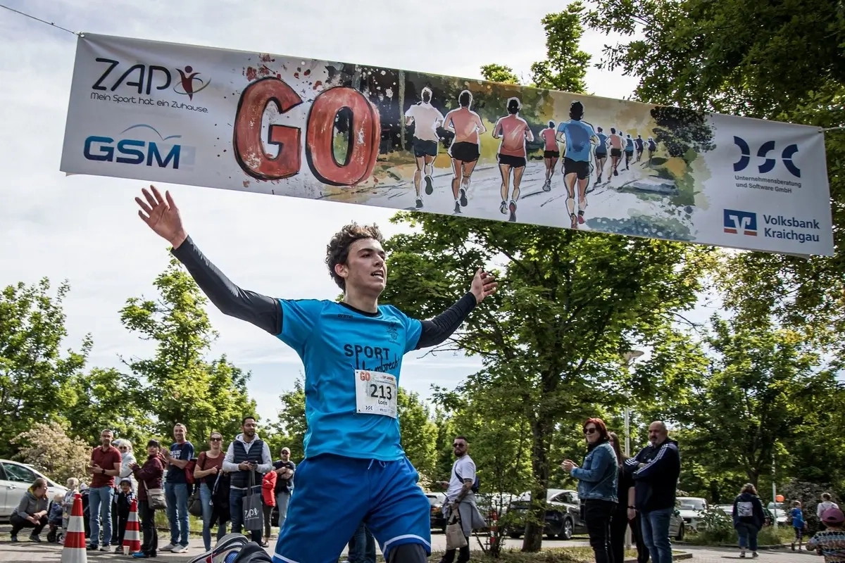 Zieleinlauf beim GO – ZAP Laufevent Nußloch 2025 (Foto: © Lukas Adler) Zieleinlauf beim GO – ZAP Laufevent Nußloch 2025 (Foto: © Lukas Adler)