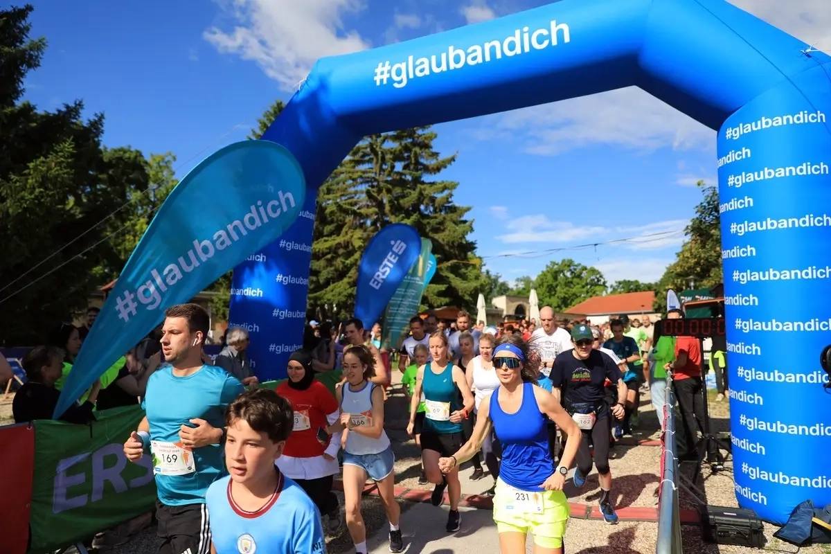 Start zum Simmeringer Haide Lauf 2024 (Foto: © Amin Heydarifard) Start zum Simmeringer Haide Lauf 2024 (Foto: © Amin Heydarifard)