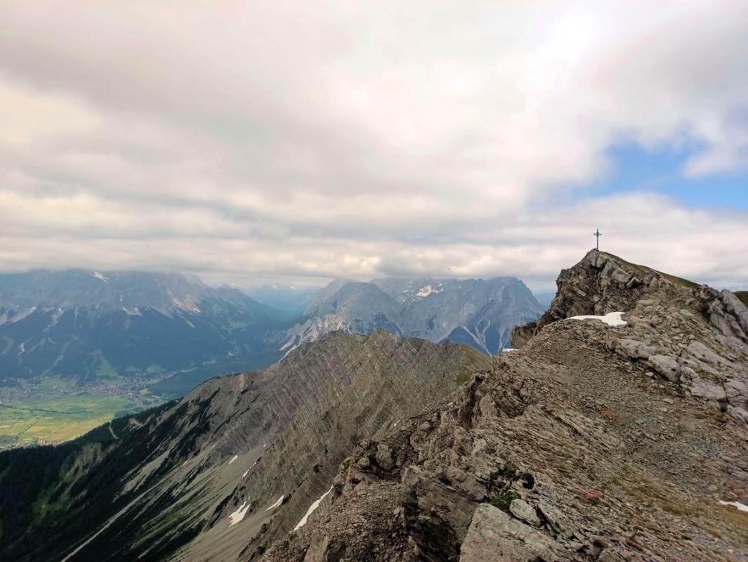 Blick vom Vorgipfel zum Hauptgipfel der Gartnerwand Blick vom Vorgipfel zum Hauptgipfel der Gartnerwand