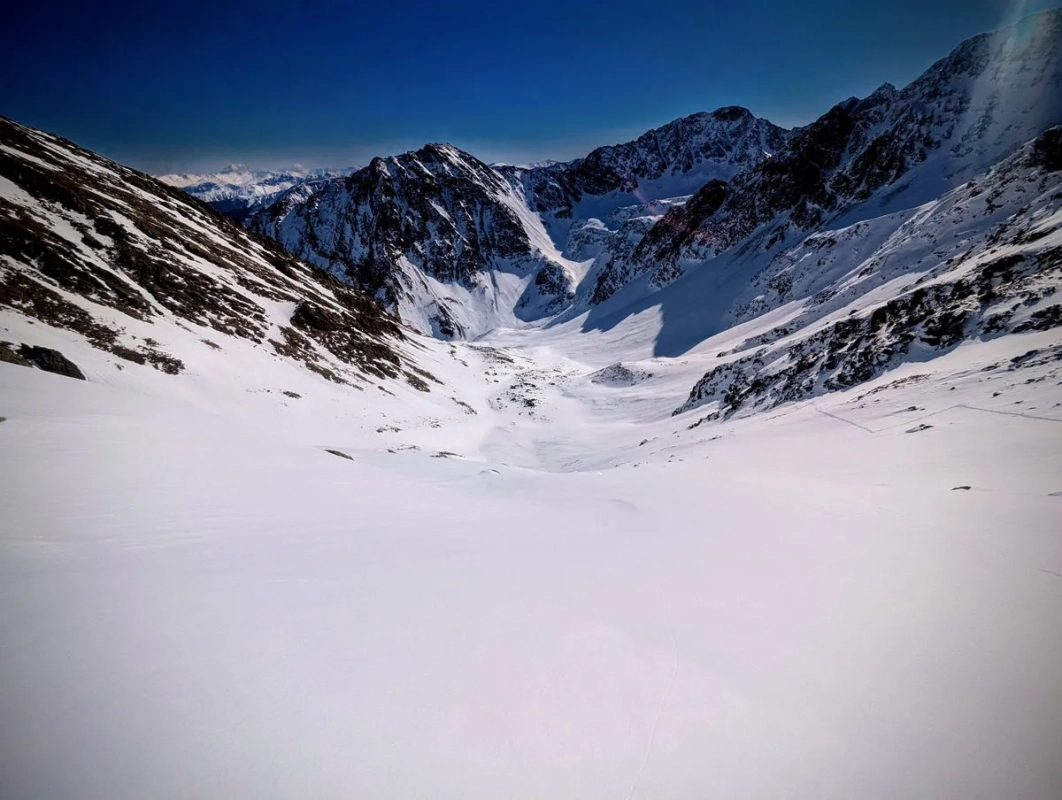Skitour Nördliche Steintalspitze 14: Blick zurück im breiten, steilen Hang. Skitour Nördliche Steintalspitze 14: Blick zurück im breiten, steilen Hang.