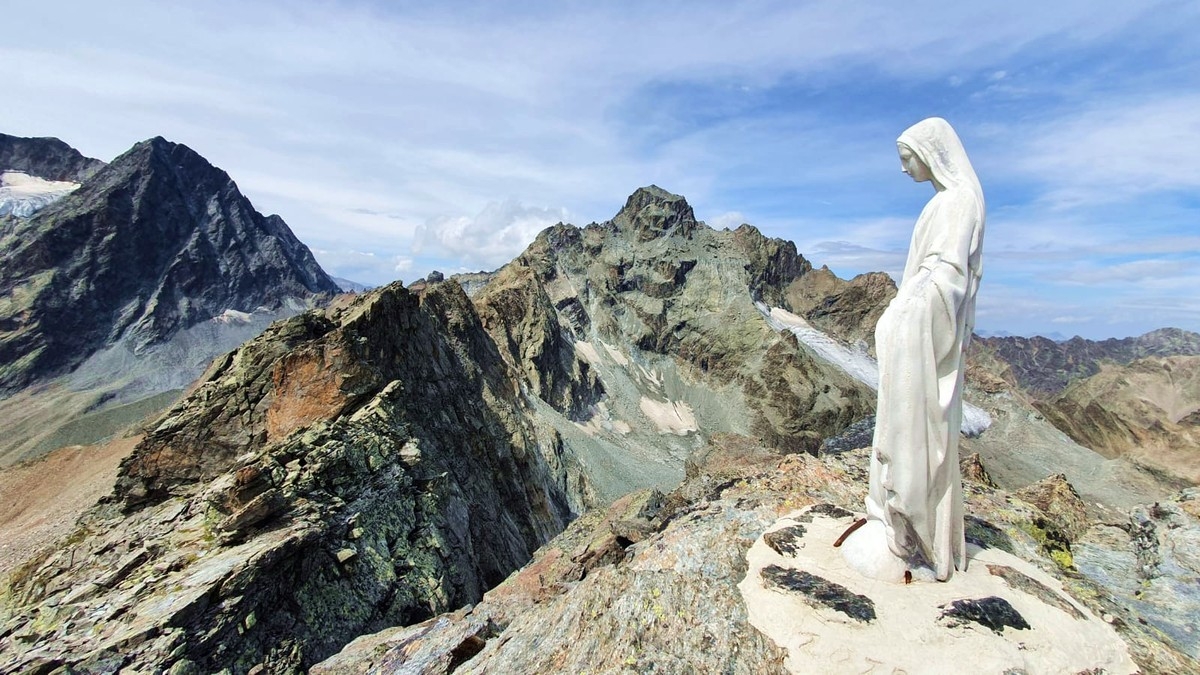 Parstleswand Überschreitung 17: Ostgipfel mit Watzespitze, Westgipfel und Verpeilspitze im Hintergrund. Parstleswand Überschreitung 17: Ostgipfel mit Watzespitze, Westgipfel und Verpeilspitze im Hintergrund.