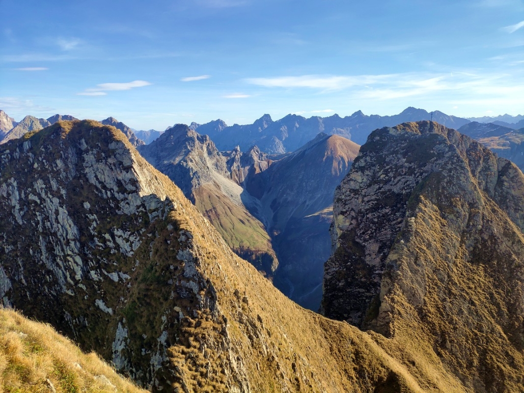Höfats-Überschreitung 31: der Gesamte Grat vom Westgipfel bis zum Ostgipfel Höfats-Überschreitung 31: der Gesamte Grat vom Westgipfel bis zum Ostgipfel