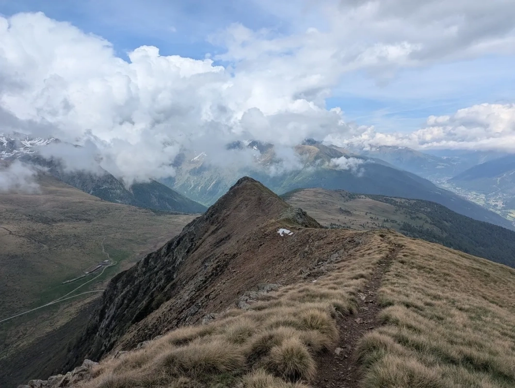 Wanderung auf den Monte Pagano 09: Blick am Kamm entlang. Wanderung auf den Monte Pagano 09: Blick am Kamm entlang.
