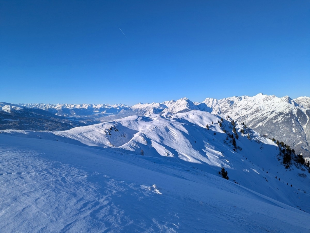 Skitour Kellerjochhütte 11: Am Grat/Kamm vor der Hütte mit Blick Richtung Innsbruck. Skitour Kellerjochhütte 11: Am Grat/Kamm vor der Hütte mit Blick Richtung Innsbruck.